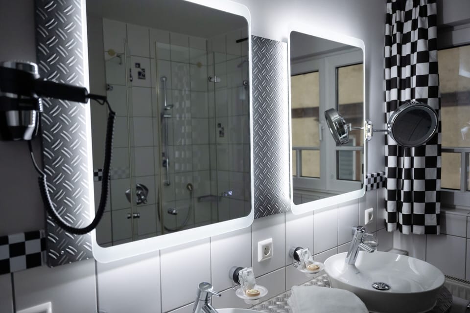 Basic Double or Twin Room, Private Bathroom | Bathroom | Towels, soap, shampoo, toilet paper