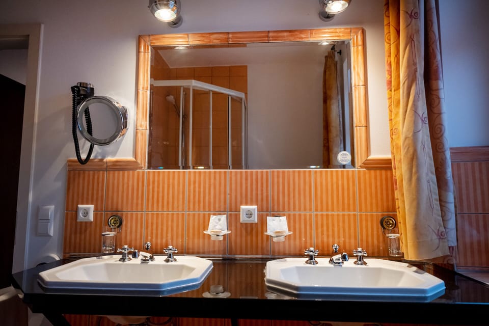 Basic Double or Twin Room, Private Bathroom | Bathroom | Towels, soap, shampoo, toilet paper