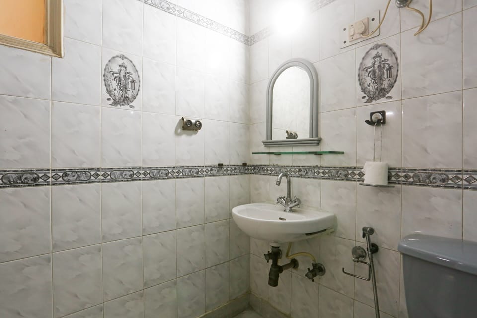 Deluxe Double Room | Bathroom | Combined shower/tub, bidet, towels, soap