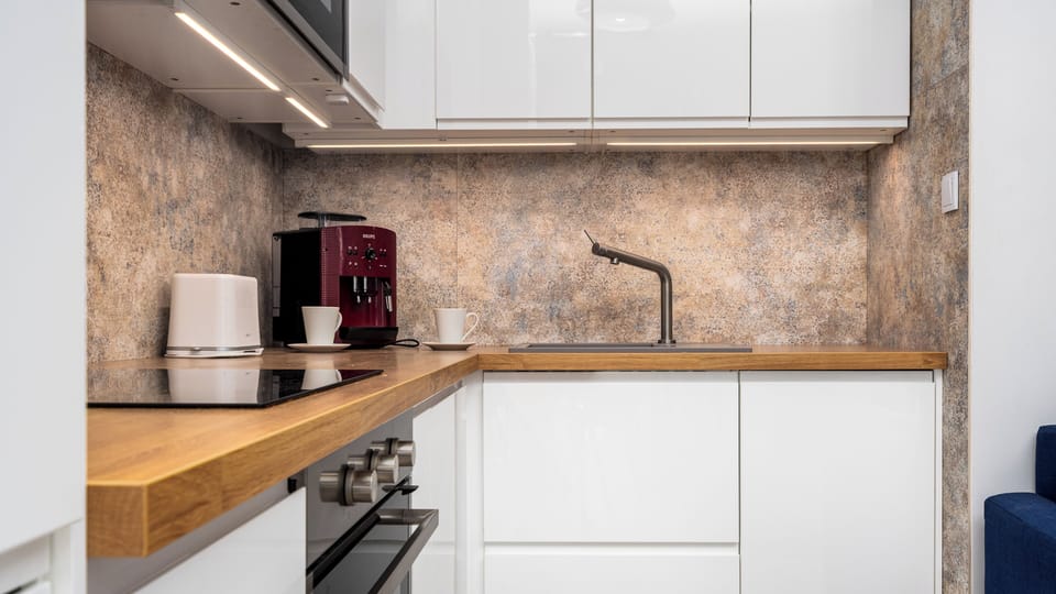 Apartment (33) | Private kitchen | Fridge, stovetop, electric kettle, cookware/dishes/utensils
