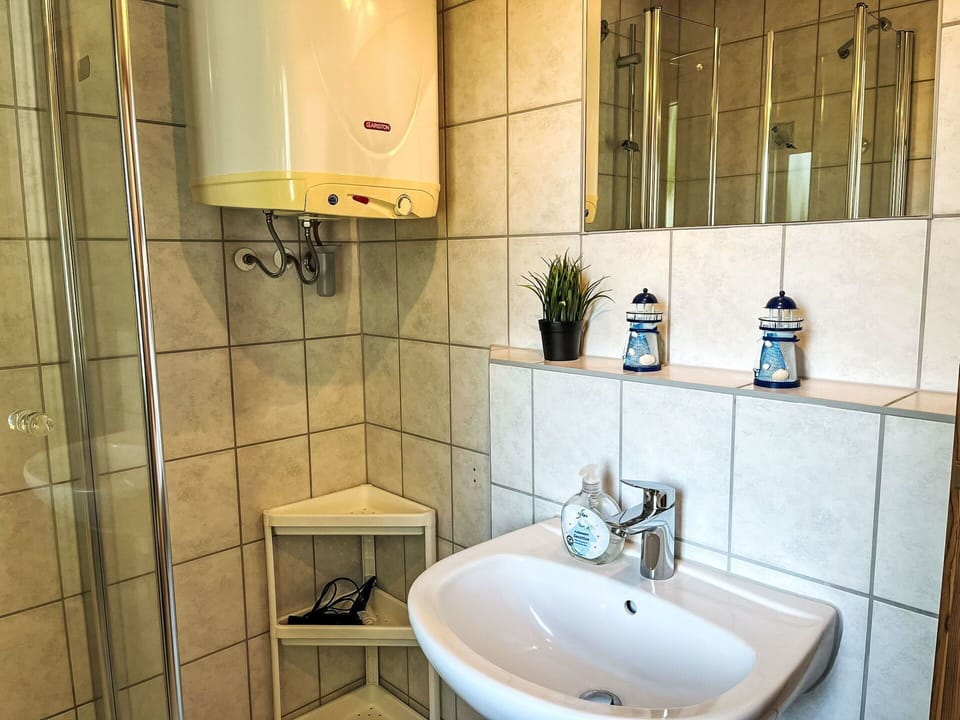 Plumbing Fixture, Bathroom Sink, Interior Design, Flooring, Sink, Floor, Bathroom, Tap, Room, Plumbing
