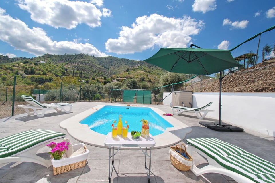 Our pool is 6m x 3m x 1.20/1.60m and no chlore is used. It is salt-filtered.