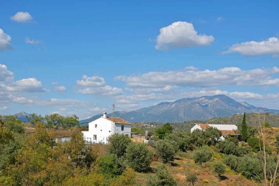 Situated in an idyllic spot, in between two beautiful Andalusian villages.
