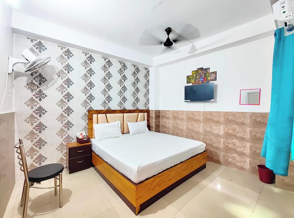 Deluxe Double Room, Air conditioning | Hypo-allergenic bedding, in-room safe, desk, soundproofing