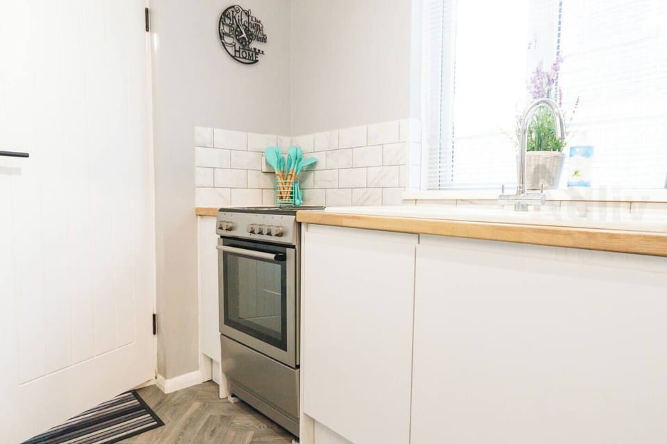 Every detail for an enjoyable stay. This bright kitchen space offers everything you need for comfortable cooking.