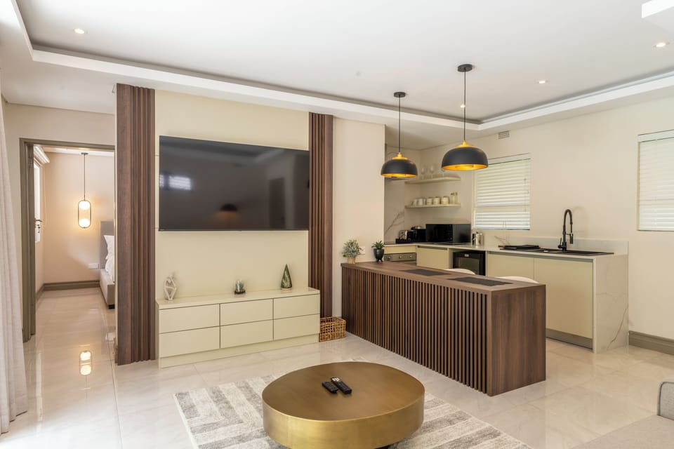 Deluxe Studio Suite, 1 King Bed, Kitchenette, Pool View | Living area