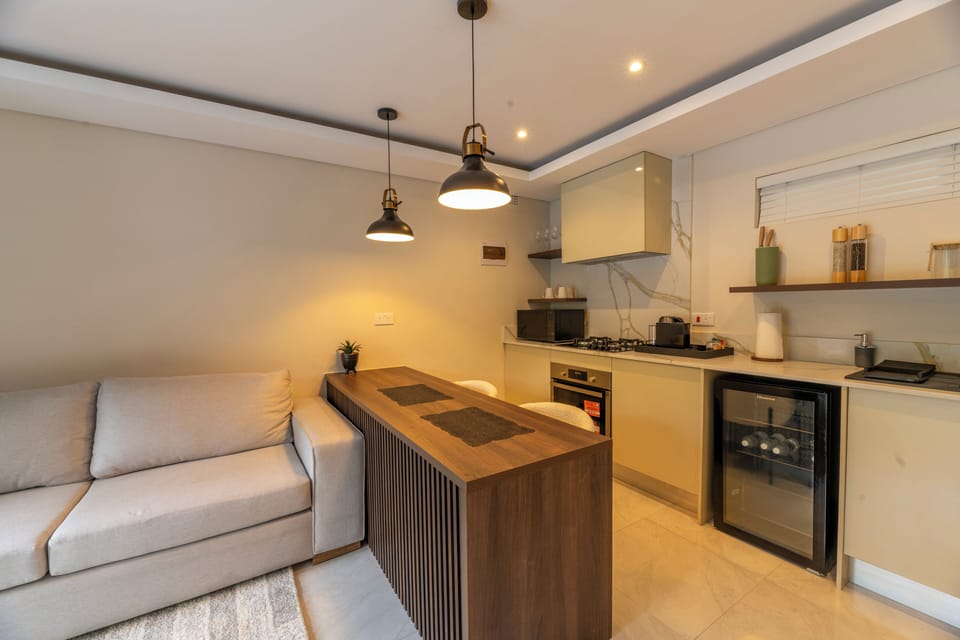 Deluxe Studio Suite, 1 King Bed, Kitchenette, Pool View | Private kitchen