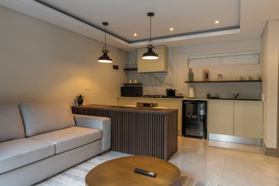 Deluxe Studio Suite, 1 King Bed, Kitchenette, Pool View | Living area