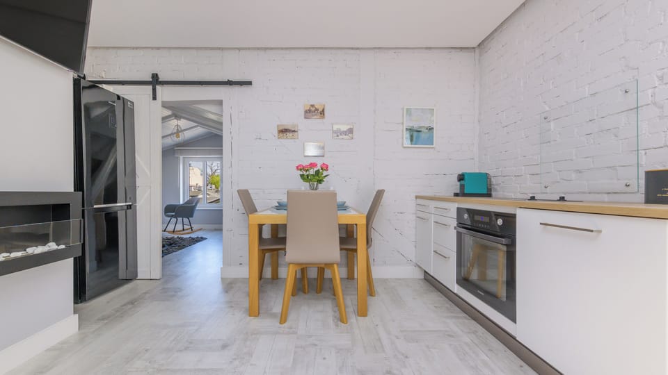 Apartament (3) | Private kitchen | Fridge, stovetop, electric kettle, cookware/dishes/utensils