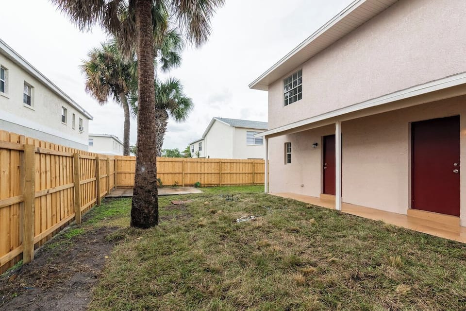 Fully fenced back yard. There is a 4 person outdoor table with umbrella on the patio at top left of photo. BBQ grill and charcoal provided with request.

This is the only space that is shared with Unit 2.