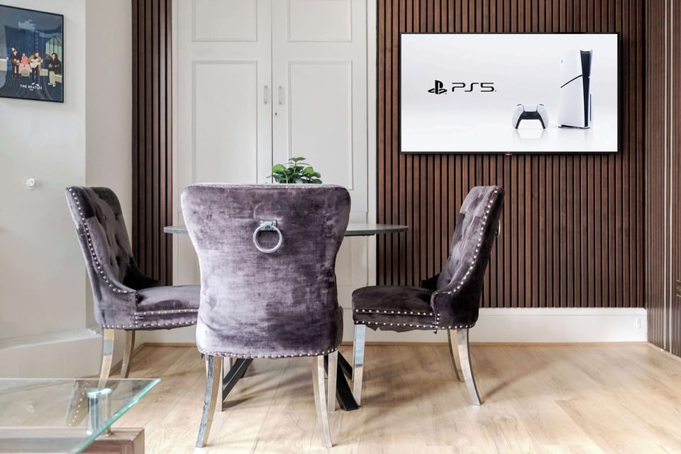 Studio | A beautifully designed studio apartment in the heart of Mayfair, Central London. The space offers all the essentials for a comfortable stay, including a 55-inch Smart TV perfectly positioned in front of the bed.