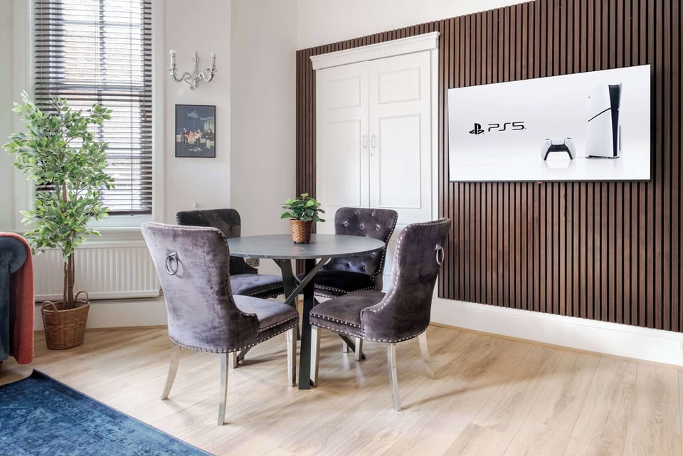 Studio | A PS5 is also available, not the main feature of the flat, but a fun little bonus to keep the gentlemen happily occupied while the ladies enjoy some well deserved free time that perhaps can be spent wisely on shopping.