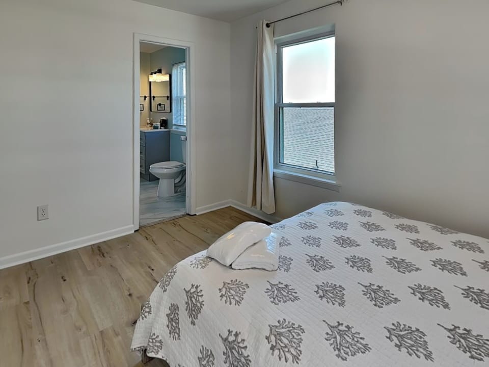 Fourth Bedroom - Queen Bed, Jack-And-Jill Bathroom