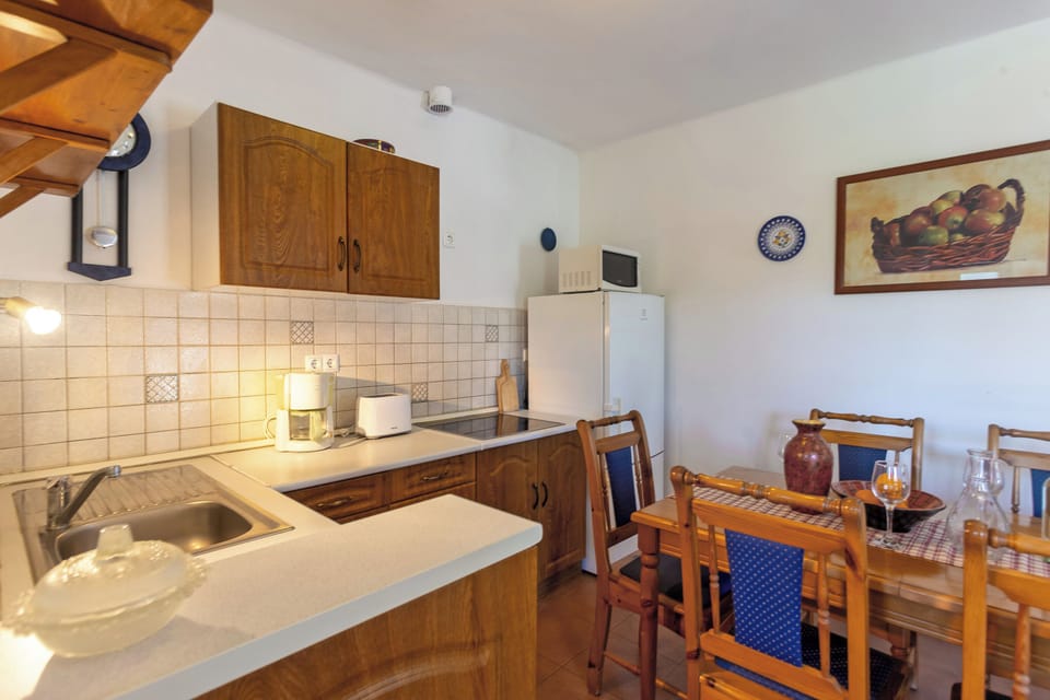 Family House, 3 Bedrooms, 2 Bathrooms, Lakeside (Lakeside Serenity House) | Private kitchen
