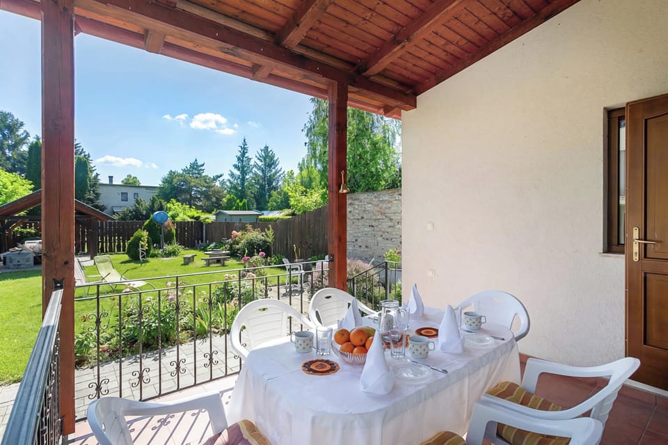 Family House, 3 Bedrooms, 2 Bathrooms, Lakeside (Lakeside Serenity House) | Outdoor dining