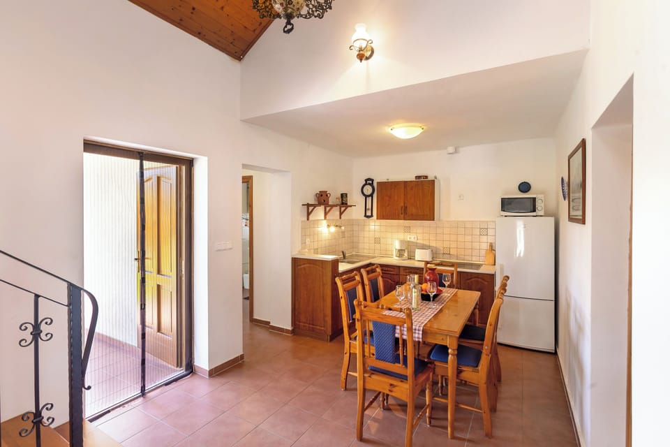 Family House, 3 Bedrooms, 2 Bathrooms, Lakeside (Lakeside Serenity House) | Dining