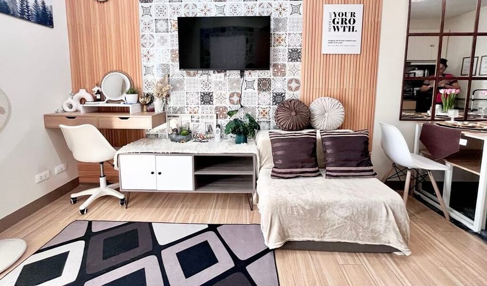 Room, 1 Bedroom, Accessible, Smoking | Living room | Books