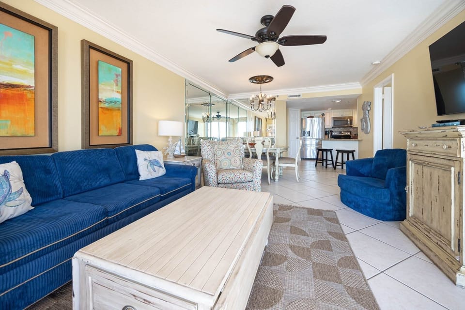 Condo, 2 Bedrooms | Living area