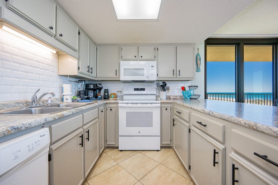 Condo, 3 Bedrooms | Private kitchen | Coffee/tea maker, fridge, oven