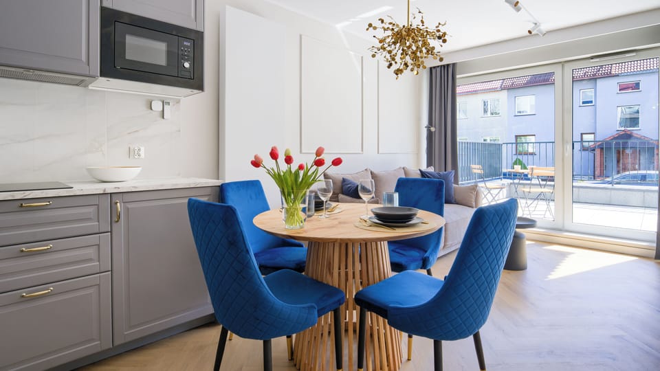 Apartament (8) | Private kitchen | Fridge, stovetop, electric kettle, cookware/dishes/utensils