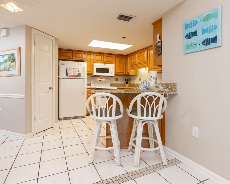 Condo, 2 Bedrooms | Private kitchen | Fridge, oven, coffee/tea maker