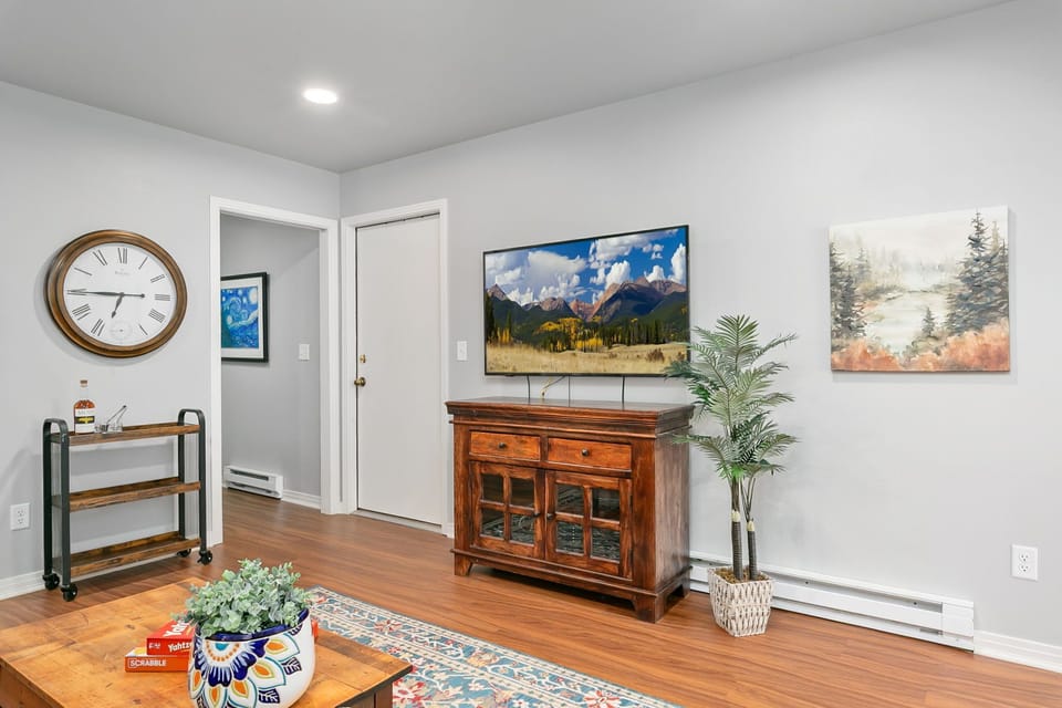 Upper Living Area | Comfortable Lounge Space with 55" Smart TV