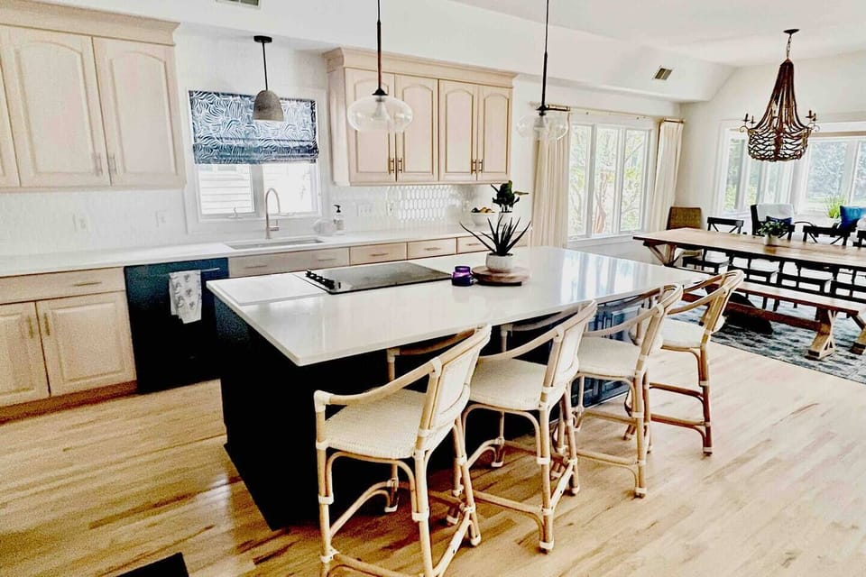 Large open floor plan with bar and table seating that comfortable accommodates 14 guest