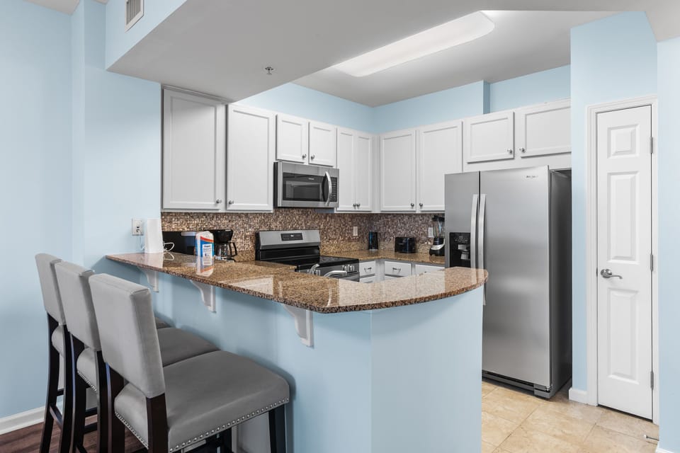 Eat-in kitchen bar seating