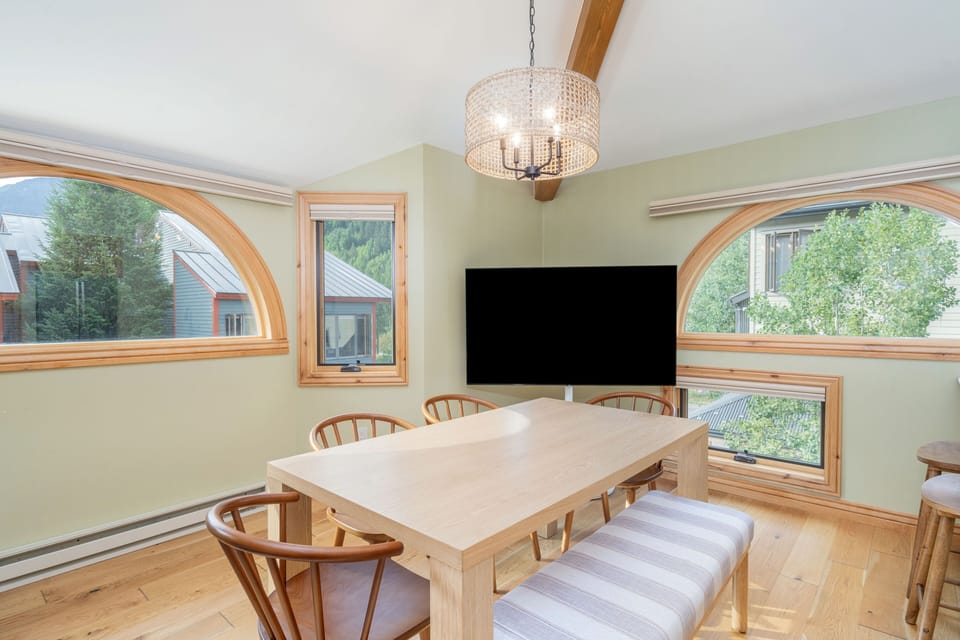 Dining Room - Dining table with seating for 6