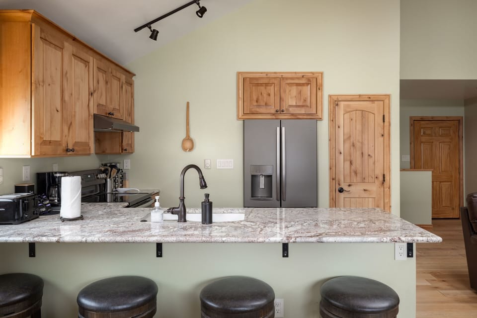 Kitchen - Bar seating for 3