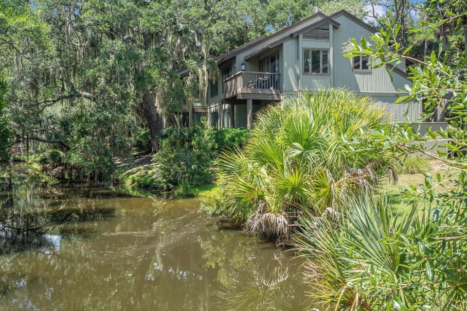Upper semi-private deck overlooking the pond.