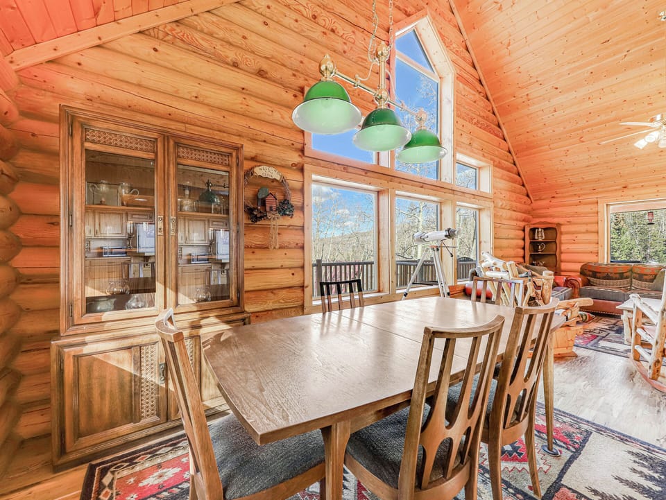 Dining area with seating for 6