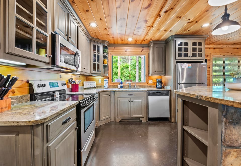Spacious, beautifully finished, and fully stocked, this kitchen is ready for everything from quick breakfasts to full-on family feasts.