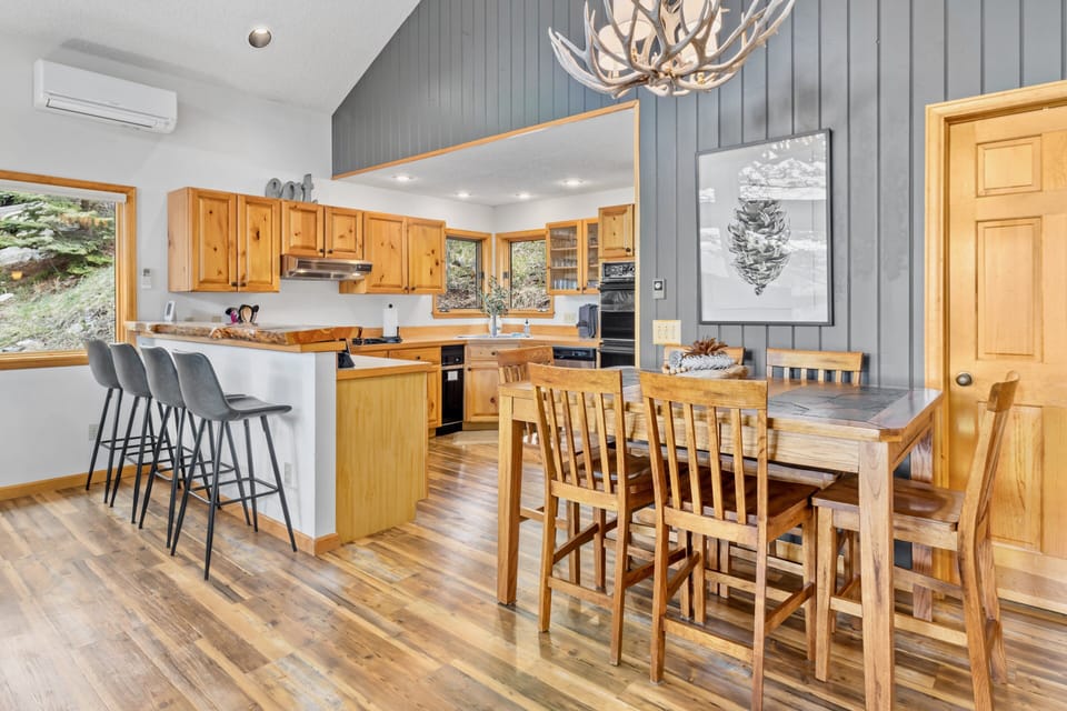 Indoors, Hardwood, Building, Dining Room, Dining Table