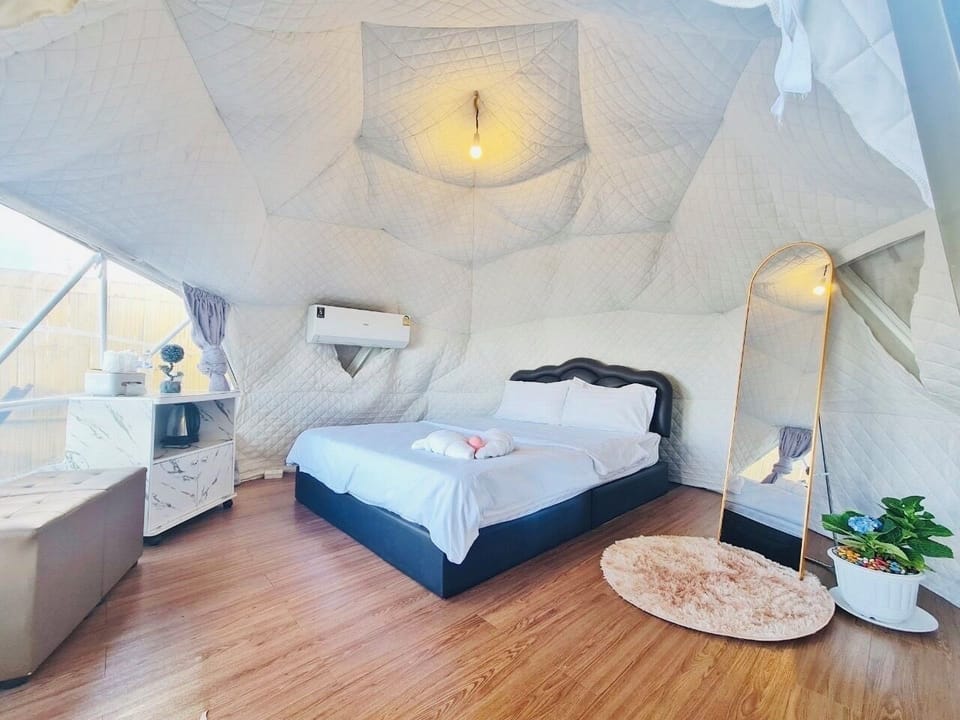 Deluxe Room, Balcony, Mountain View | Desk, free WiFi