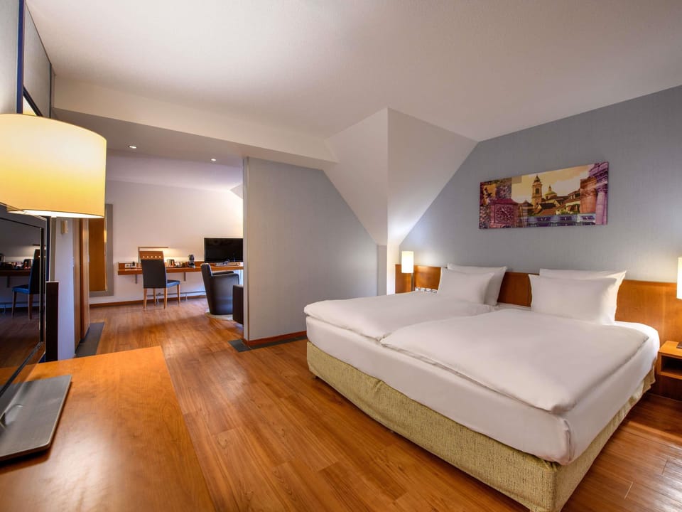 Premium Room, 1 King Bed | Hypo-allergenic bedding, minibar, in-room safe, desk