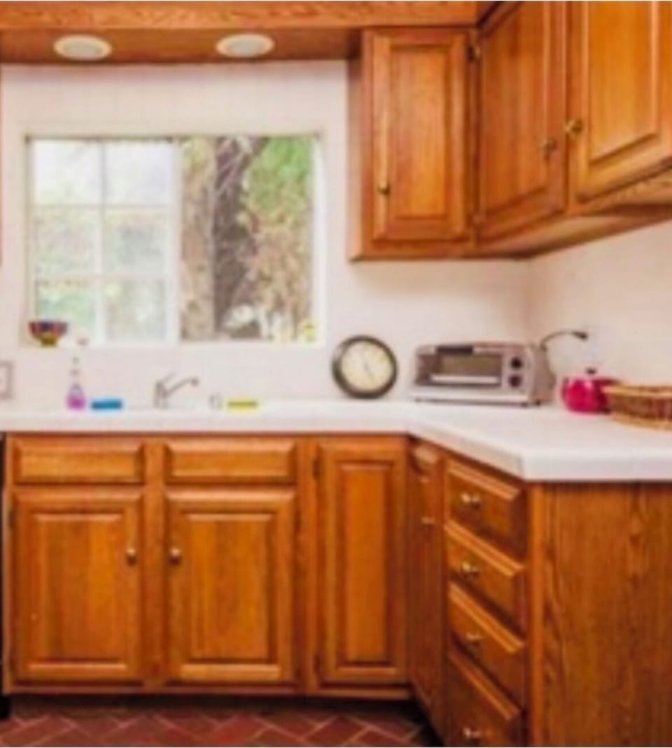 Full kitchen with fridge, stove and all kitchenware