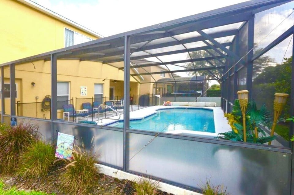 The Florida screen and hedge overs privacy