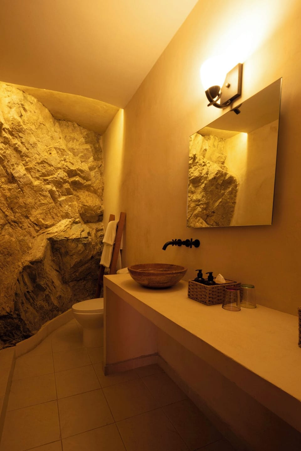 Deluxe Room, 1 Queen Bed, Garden View | Bathroom | Shower, hair dryer, bathrobes, towels