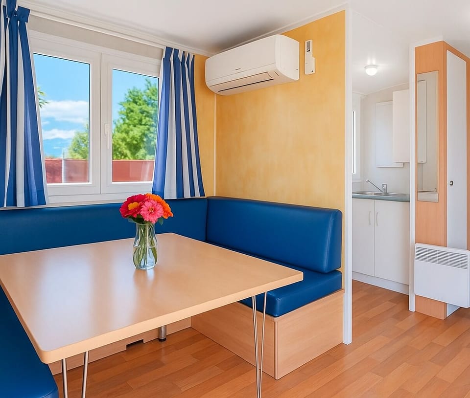 Suite, Pool View | Dining room