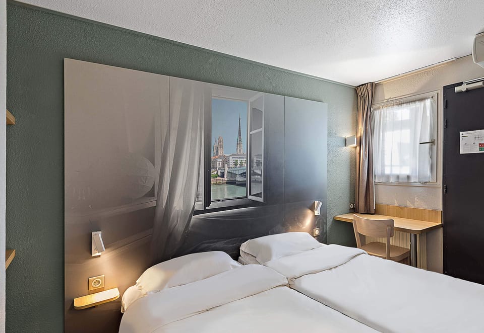 Premium bedding, desk, soundproofing, free WiFi