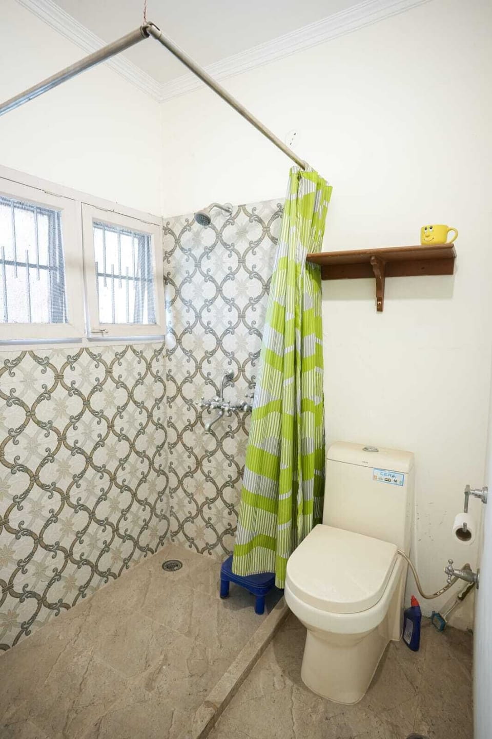 Towels, soap, shampoo, toilet paper