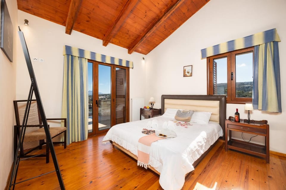 Double bedroom with en suite bathroom and A/C