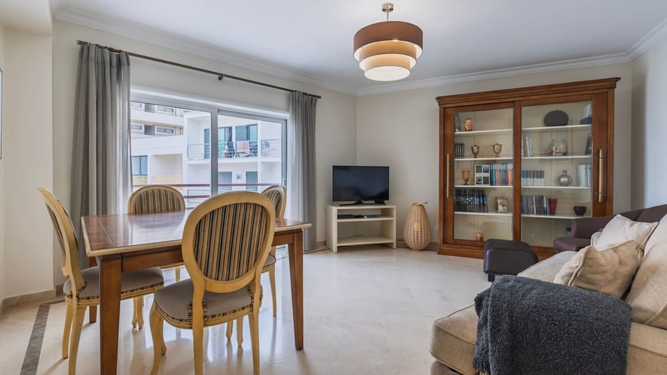 A bright and inviting living space, featuring comfortable seating, a dining area for four, and a TV for entertainment, making it a perfect space to relax and dine.
#relax #comfort #portugal #pt #costadacaparica