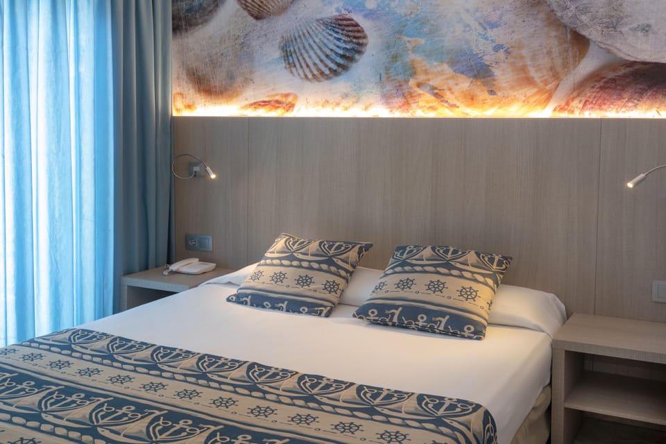 Single Room, Balcony | Minibar, desk, blackout drapes, soundproofing