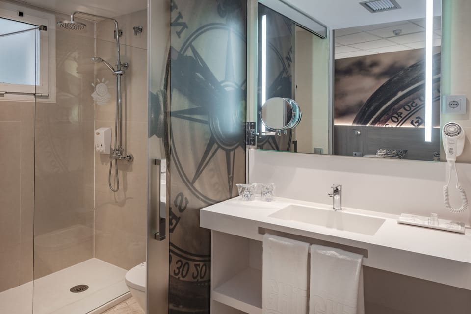 Combined shower/tub, free toiletries, hair dryer, towels