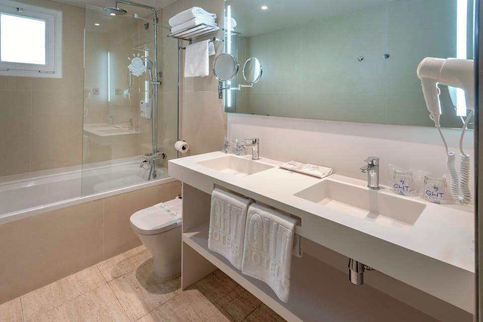 Combined shower/tub, free toiletries, hair dryer, towels