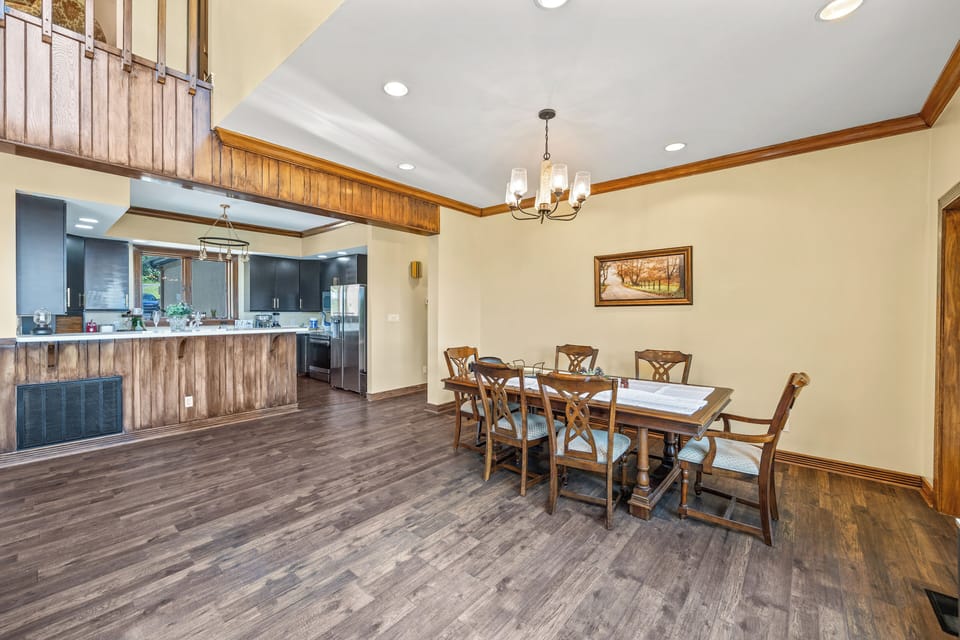 Dining Room Near Living Room & Kitchen Room for 6 