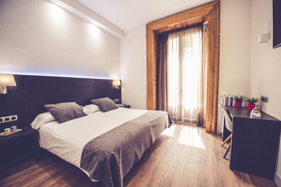 Double Room | In-room safe, desk, free WiFi, bed sheets