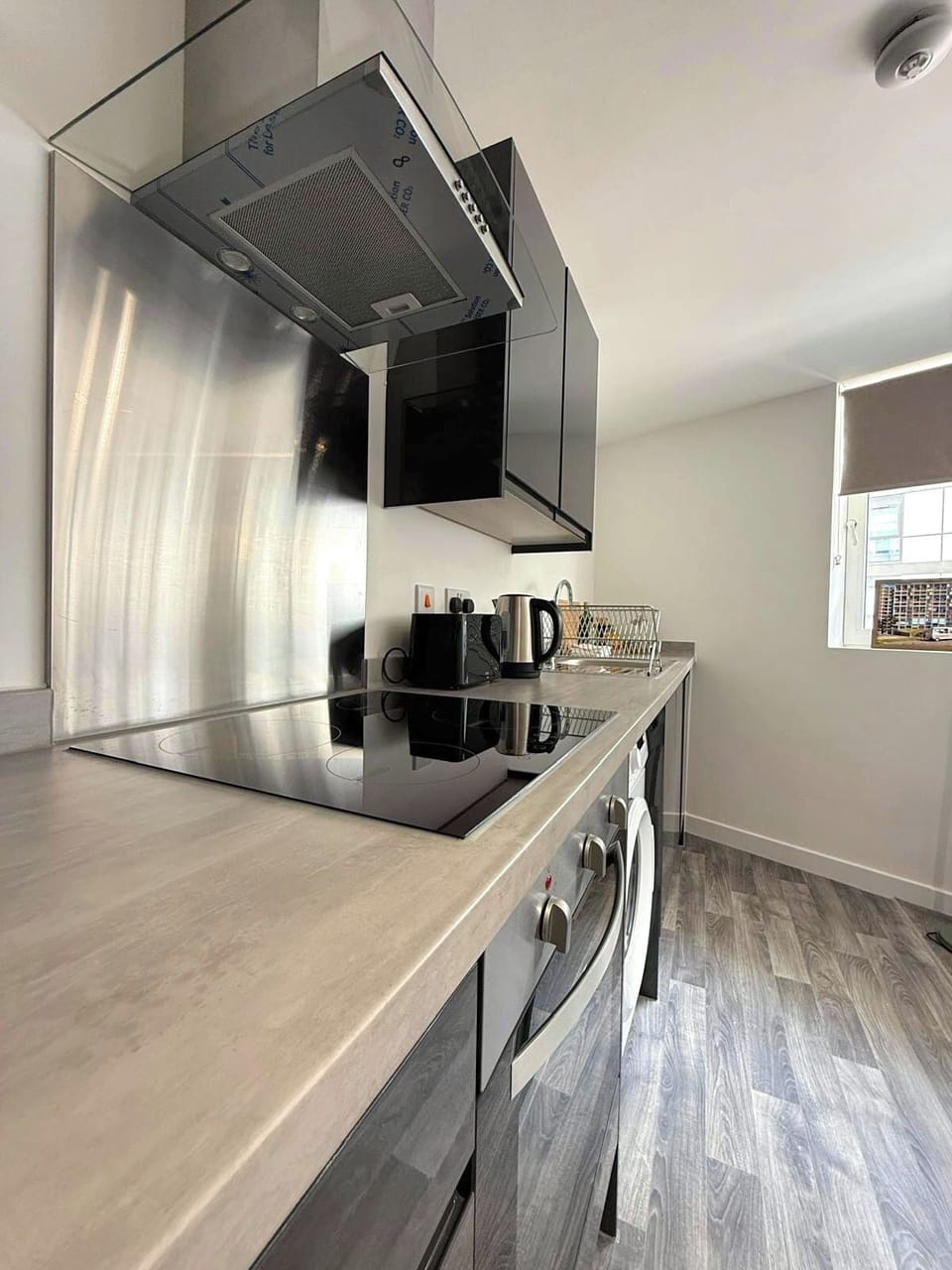 Standard Apartment | Private kitchen | Mini-fridge, microwave, oven, stovetop